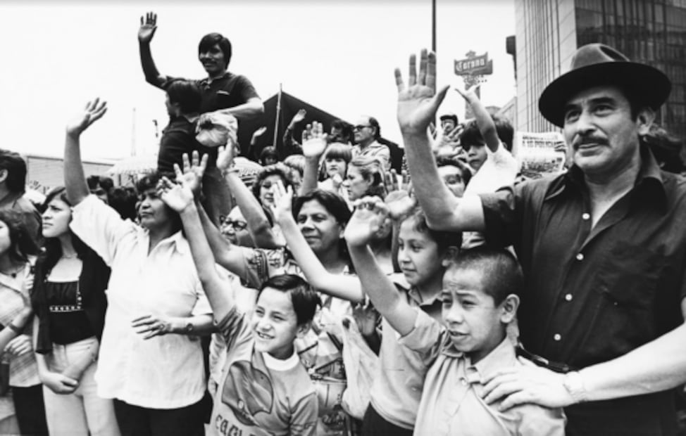 Entre llanto y admiración, capitalinos acompañaron la “cabalgata” del Caballito de Tolsá