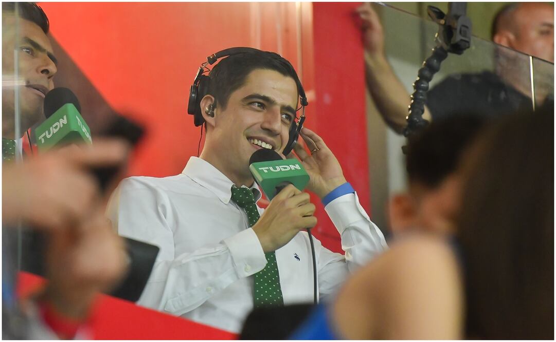 Andrés Vaca narrando un partido con TUDN - Foto: Imago7