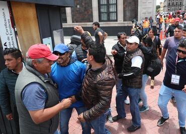 Agreden a fotógrafo de EL UNIVERSAL que cubrían desalojo en Toluca