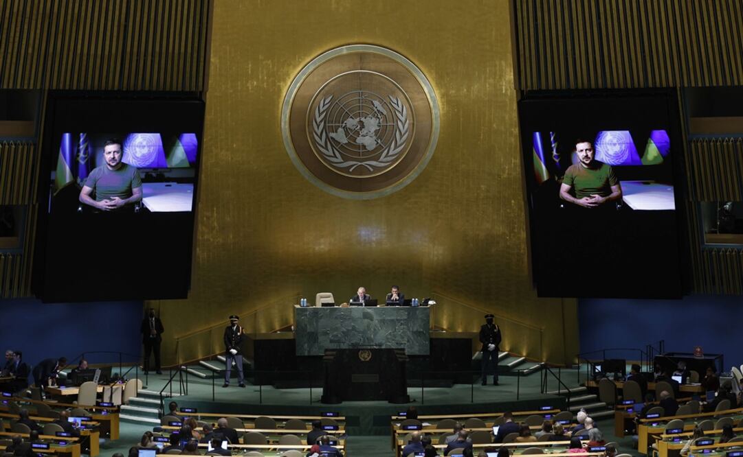 Los delegados escuchan un discurso pregrabado del presidente ucraniano durante la 77ª sesión de la Asamblea General de las Naciones Unidas. Foto: AFP