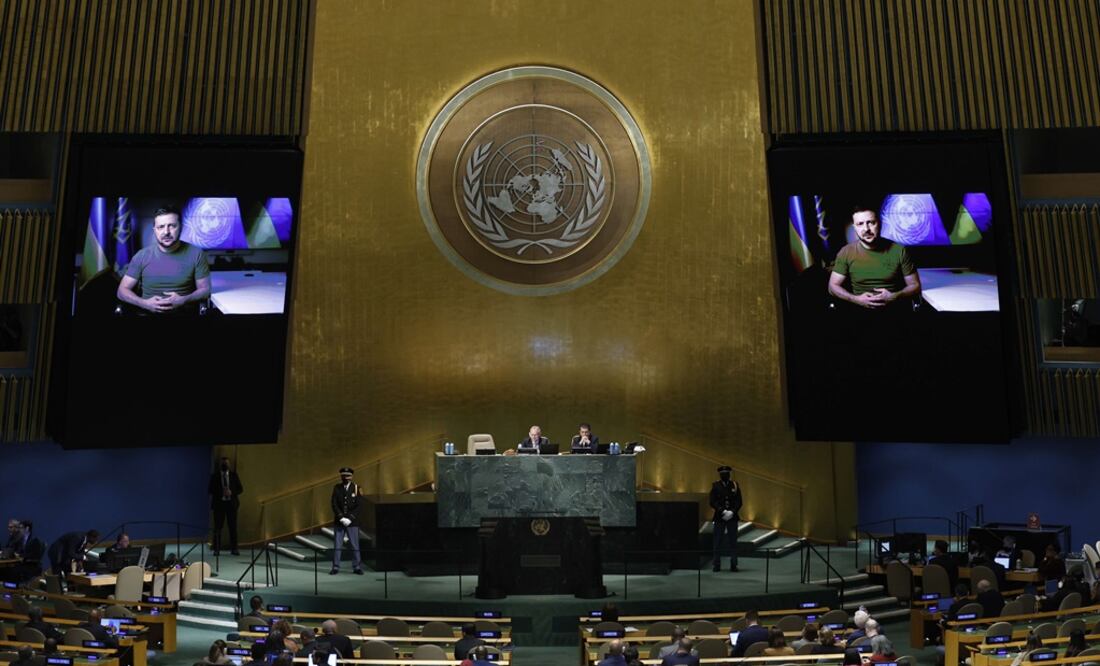 Los delegados escuchan un discurso pregrabado del presidente ucraniano durante la 77ª sesión de la Asamblea General de las Naciones Unidas. Foto: AFP