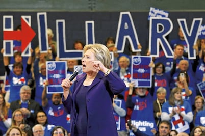 Hillary Clinton defiende una apurada victoria