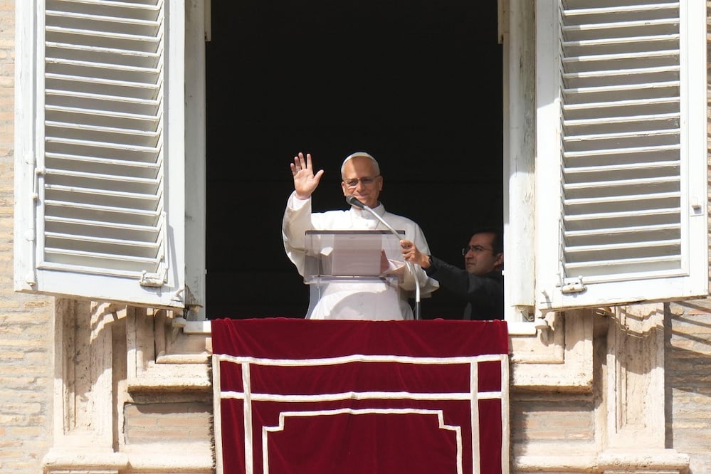 El papa León XIV bendica a la multitud, durante la oración del Angelus en la Plaza de San Pedro, en el Vaticano. FOTO: Alessandra Tarantino. AP