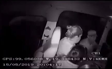 Captan en video cómo en tan solo 20 segundos asaltan combi en Iztapalapa