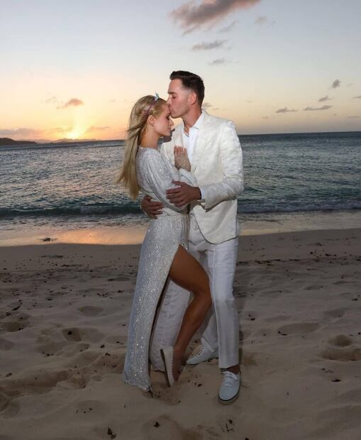 Los detalles y el precio del lujoso anillo de compromiso de Paris Hilton