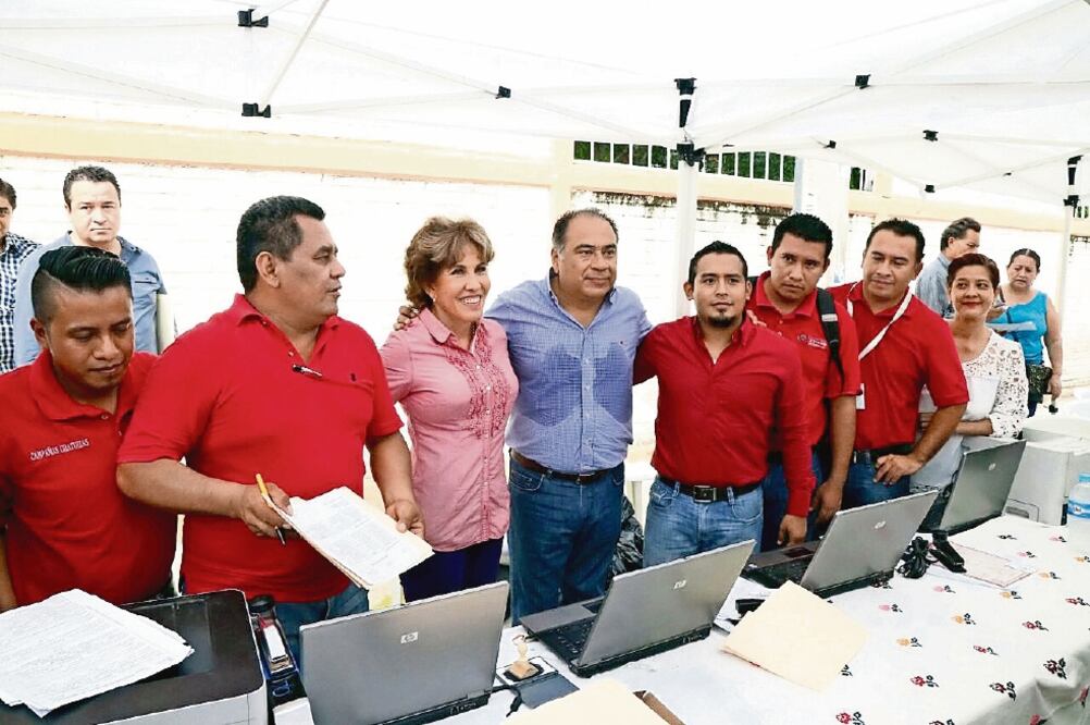 El gobernador Héctor Astudillo se reunió con habitantes de Atoyac y de Tecpan, a quienes reiteró su compromiso de seguir trabajando por los guerrerenses (ESPECIAL)