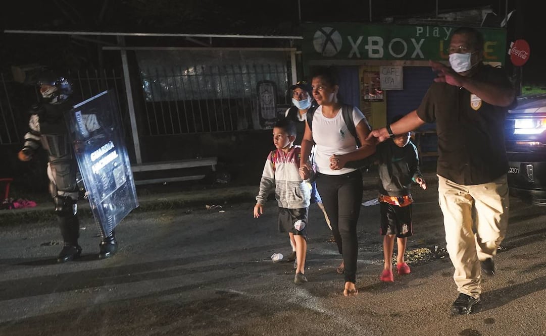 Agentes de inmigración mexicanos detienen a indocumentados que formaban parte de una caravana que iba hacia el norte en Huixtla, Chiapas.Foto: Archivo/ AP.