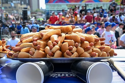 Hombre come 62 hot dogs en 10 minutos y gana tradicional concurso del 4 de julio en EU
