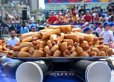 Hombre come 62 hot dogs en 10 minutos y gana tradicional concurso del 4 de julio en EU