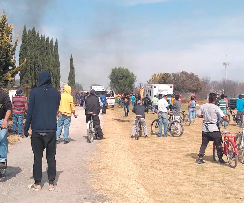 La quema de los polvorines propició que por más de media hora siguieran explotando cohetes y productos pirotécnicos que elaboraban artesanos de San Pedro de Laguna. Foto: ESPECIAL