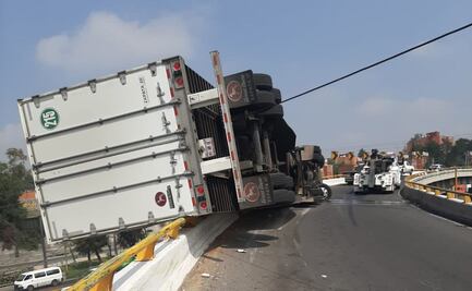 Retiran tráiler volcado que estuvo a punto de caer en la autopista México- Querétaro