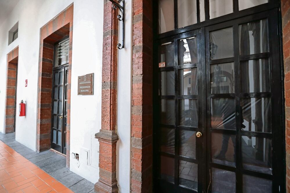 A tres días del megaoperativo que desplegó la fiscalía mexiquense para detener al alcalde de Toluca, Raymundo Martínez, la oficina del presidente municipal está cerrada y con cortinas negras. Foto: Jorge Alvarado