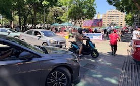 Ambulantes desafían reordenamiento y bloquean de nuevo la Avenida Juárez; mantienen diálogo con autoridades