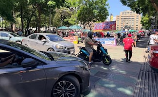 Ambulantes desafían reordenamiento y bloquean de nuevo la Avenida Juárez; mantienen diálogo con autoridades