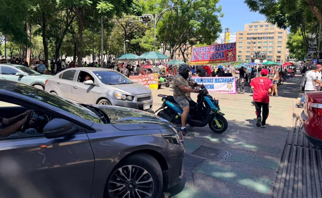 Ambulantes desafían reordenamiento y bloquean Avenida Juárez; mantienen diálogo con autoridades.
Foto: Arturo Ordaz Díaz