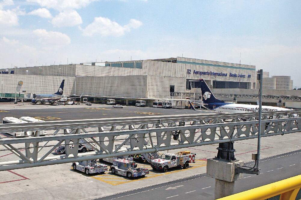 López Obrador dijo que ya no es posible tener el número de operación que hay en el aeropuerto capitalino. Foto: archivo/EL UNIVERSAL