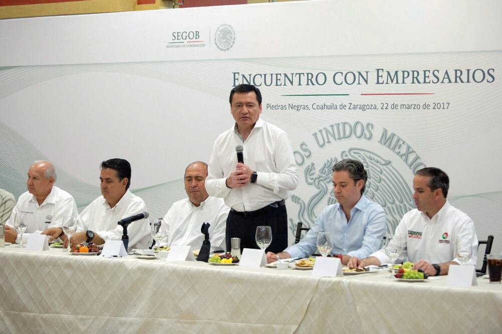 El secretario de Gobernación, Miguel Ángel Osorio (centro), junto con el titular de la SEP, Aurelio Nuño (der.), y el gobernador de Coahuila, Rubén Moreira (izq.), entre otros, se reunieron ayer con mexicanos repatriados de EU (CORTESÍA)