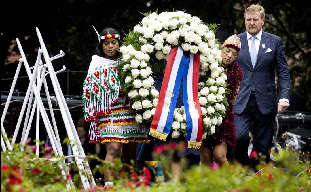 El rey Guillermo Alejandro deposita una ofrenda floral durante la Conmemoración Nacional de la Historia de la Esclavitud en el Oosterpark de Ámsterdam. Foto: EFE