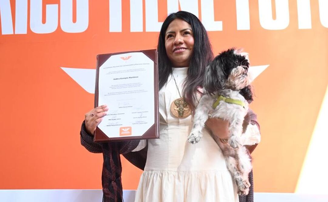 La legisladora, quien llegó descalza en señal de que "va a caminar con el pueblo". Foto: Especial