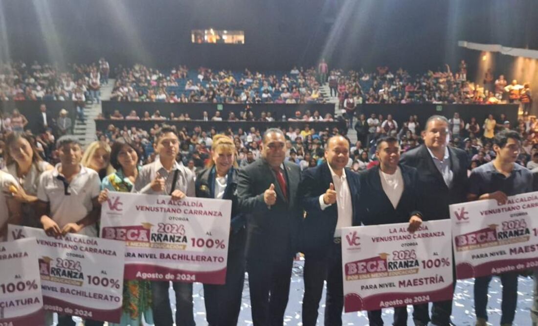 El alcalde de Venustiano Carranza, Adolfo Hernández, entregó más de 3 mil becas escolares a estudiantes de la demarcación, que no obtuvieron el resultado deseado en el examen Comipems. (Foto: especial)