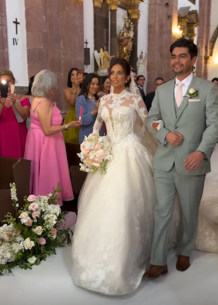 Karla Díaz y su hermano Luis en la boda de la cantante, celebrada este sabado 9 de mayo en San Miguell de Allende.
Foto: Instagram