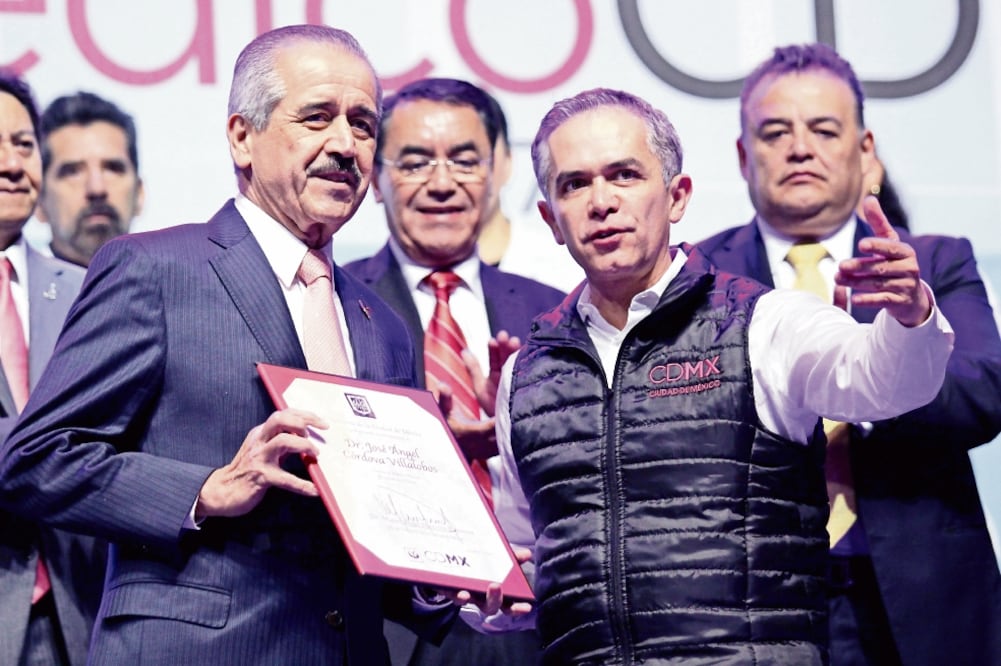 El jefe de Gobierno, Miguel Ángel Macera, reconoció la trayectoria profesional del ex secretario de Salud federal, José Ángel Córdova Villalobos, con el Premio al Mérito Médico 2017 (CUARTOSCURO)