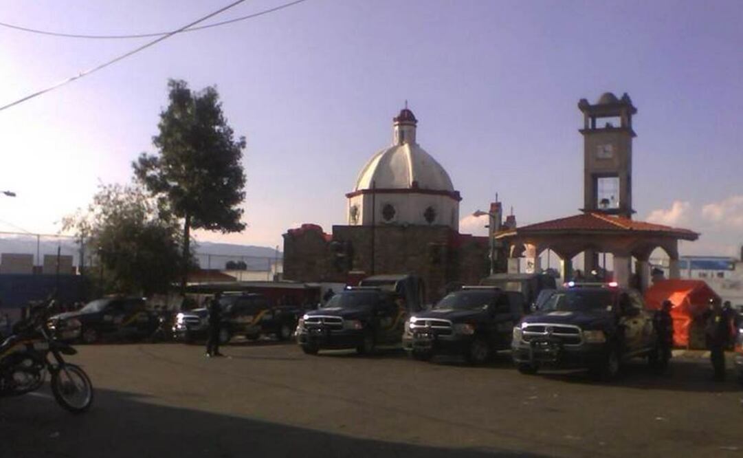 Decenas de policías se movilizaron al kiosko del pueblo de San Lorenzo Acopilco, en Cuajimalpa, por un supuesto intento. Gerardo Suárez / EL UNIVERSAL