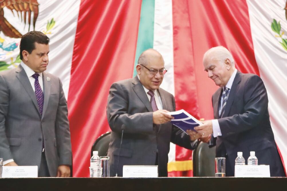 Los diputados Édgar Romo y Luis Maldonado recibieron el informe de la ASF de Juan Javier Pérez Saavedra, encargado del despacho de la auditoría. (LUCÍA GODÍNEZ. EL UNIVERSAL)