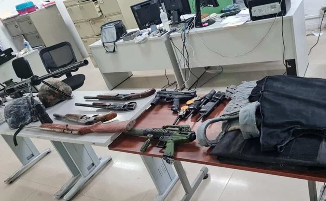 En el lugar también localizaron armas y equipo táctico. Foto: Especial