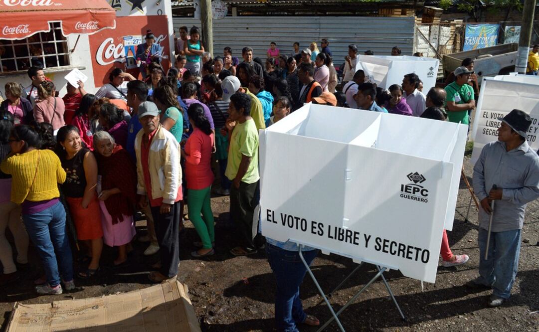 Arturo Sánchez, consejero del Instituto Nacional Electoral (INE), aclaró que "en su conjunto las casillas en el municipio de Tixtla están operando bien, salvo en 17 casos. FOTO: Dassaev Téllez/EL UNIVERSAL