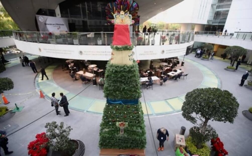 Árbol de Navidad con penachos en lugar de esferas causa polémica en el Senado
