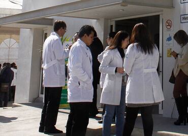 Bata blanca de médicos podría transmitir enfermedades