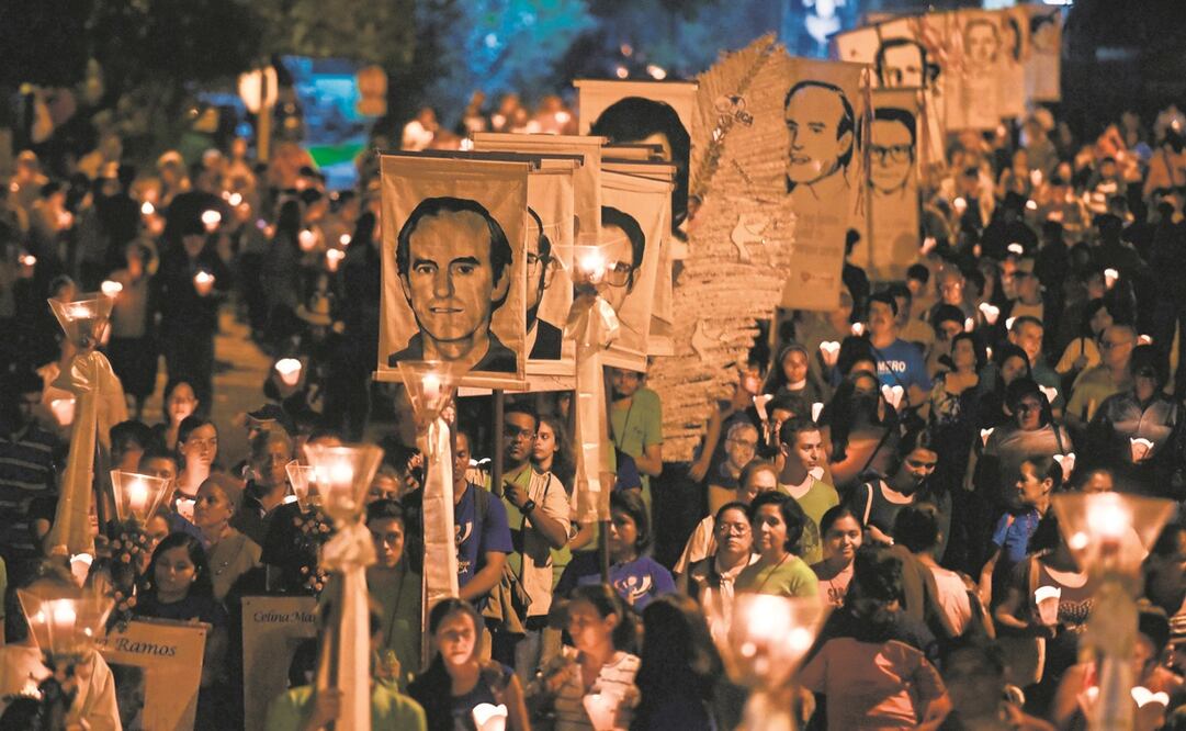 Miles de salvadoreños recuerdan cada 16 de noviembre a los jesuitas asesinados por el ejército en 1989.