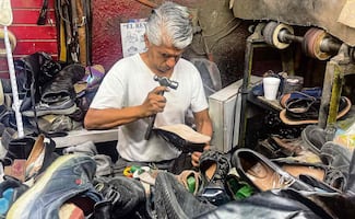 Zapatero, el oficio que le da vida al calzado en León