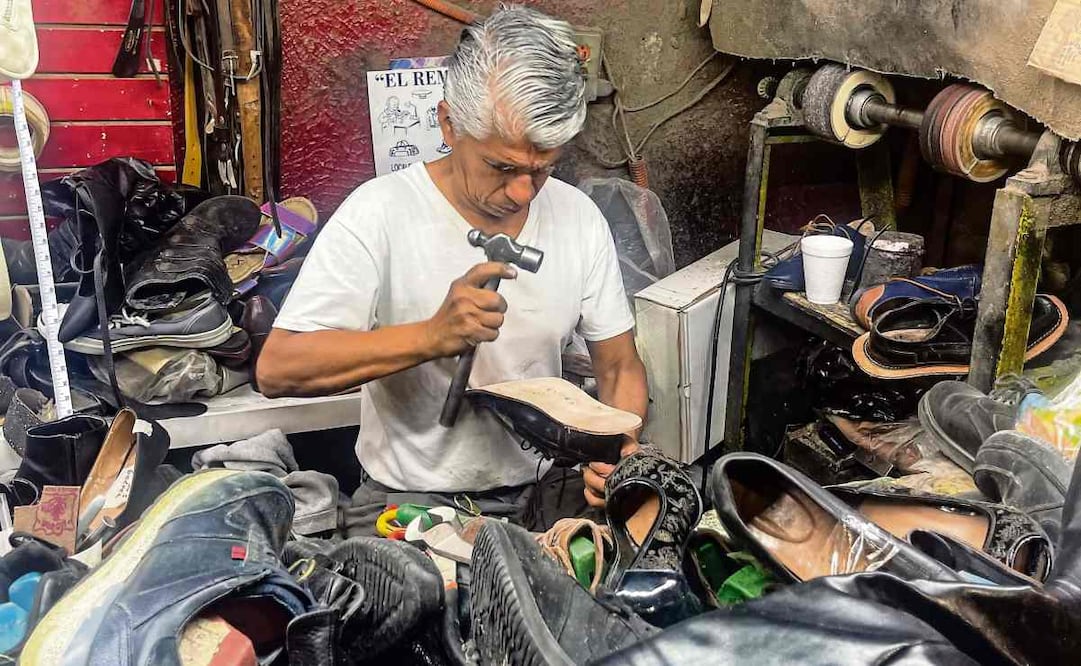 A sus 60 años, con esa habilidad que le ha dado la práctica, en unos minutos Jesús Ortega cose, pega y clava para dejar como nuevos los zapatos. Foto: Xóchitl Álvarez / EL UNIVERSAL