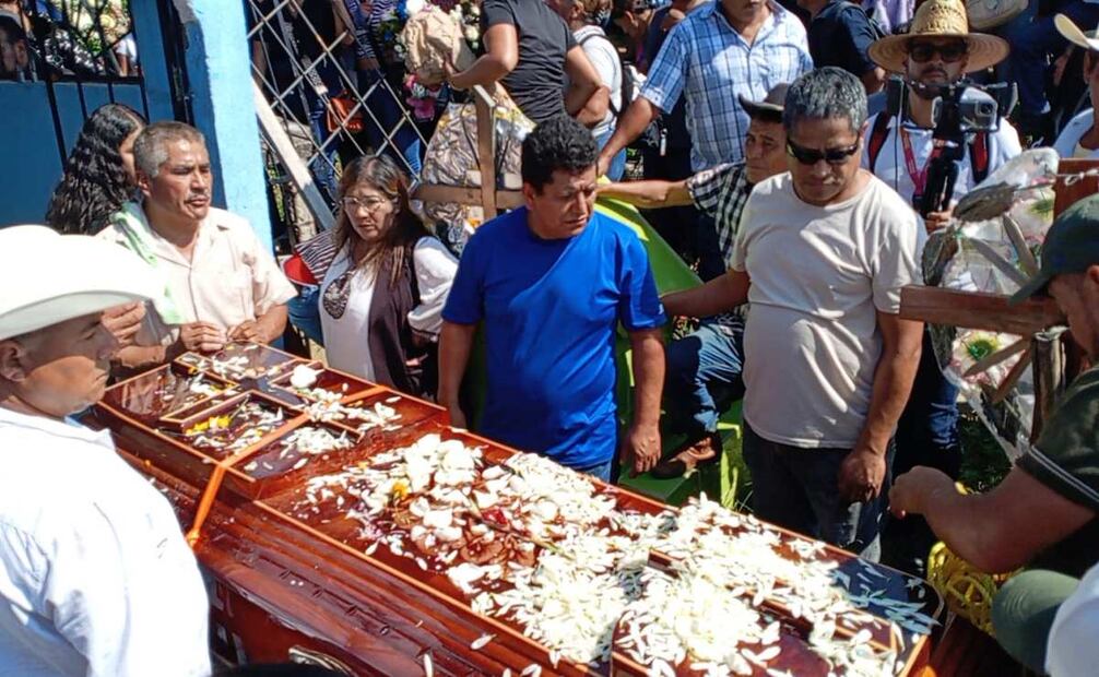 Cientos de indígenas despiden a Carlos Mezhua; "Seguiremos su legado", afirma su hijo.
Foto: Especial.