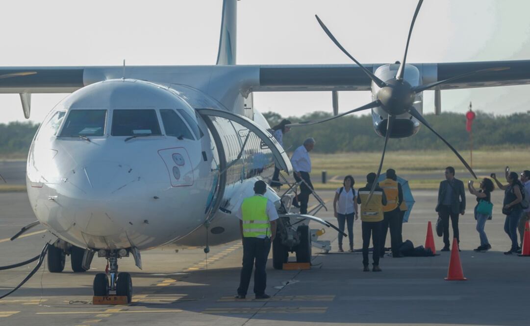 Andrés Manuel López Obrador desciende de la aeronave que lo llevó a Veracruz. Fotografía: Luis Cortés / EL UNIVERSAL.