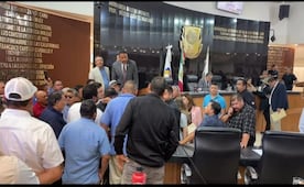 Transportistas irrumpen en Congreso de BCS; exigen apoyo tras fallo de la SCJN sobre transporte turístico