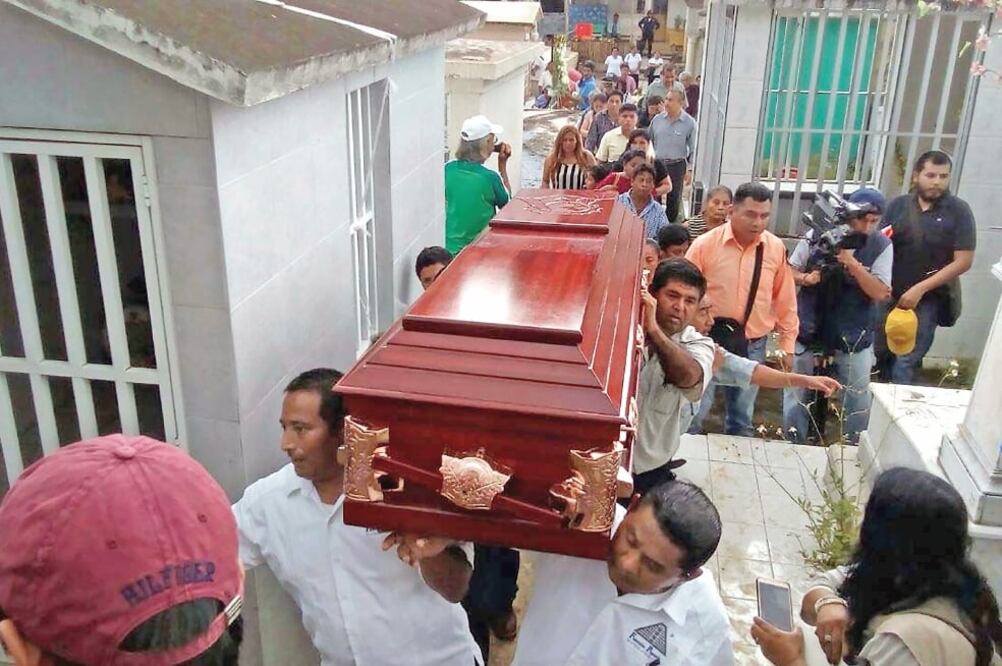 El periodista Leobardo Vázquez fue sepultado ayer en Papantla, Veracruz, en un funeral al que asistieron familiares y compañeros de profesión. (ESPECIAL)