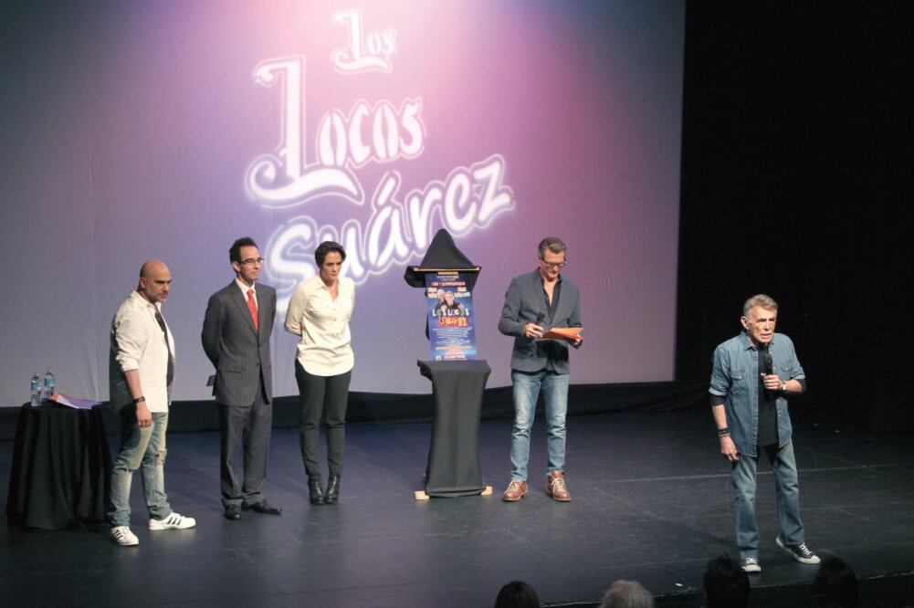 Betty Monroe y Juan Soler (al centro) develaron la placa por 350 funciones de Los locos Suráez (CARLOS MEJÍA. EL UNIVERSAL)