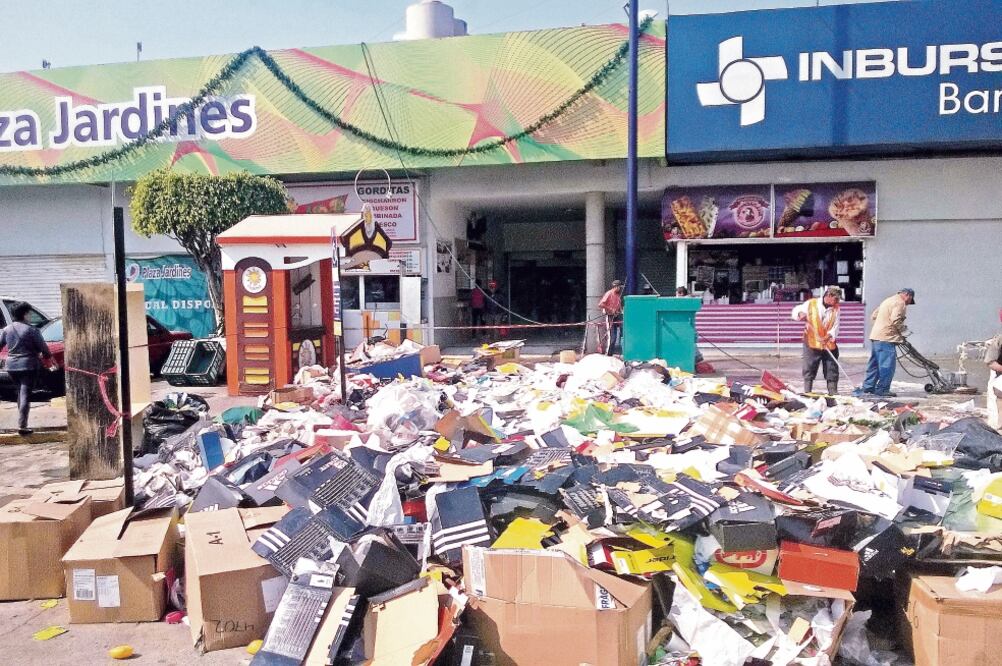 Trabajadores concentraron restos de cajas de cartón en el estacionamiento; personas se las llevaban para venderlas (JUAN MANUEL BARRERA. EL UNIVERSAL)