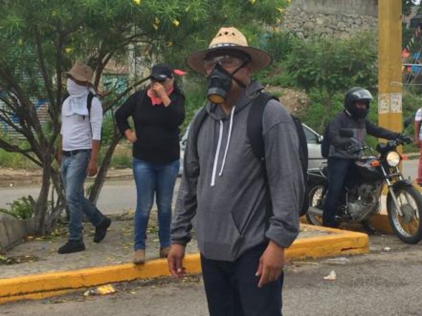 Dispersan bloqueo de maestros con gas lacrimógeno en Chiapas