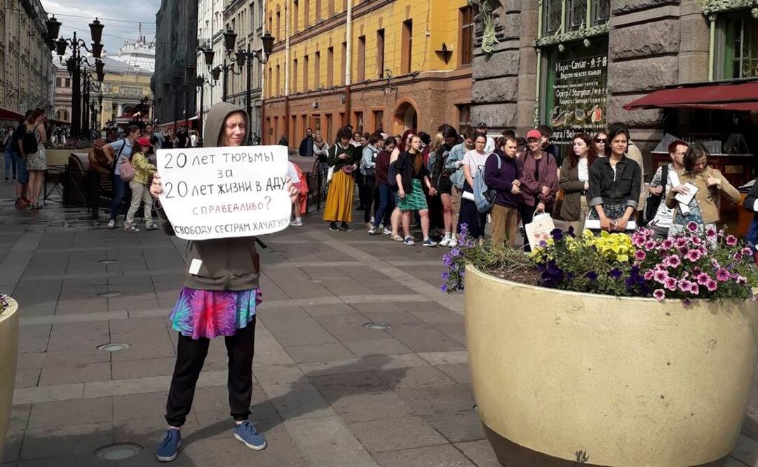 Una mujer protesta por el arresto de las hermanas rusas en Saint Petersburg. Foto: AP