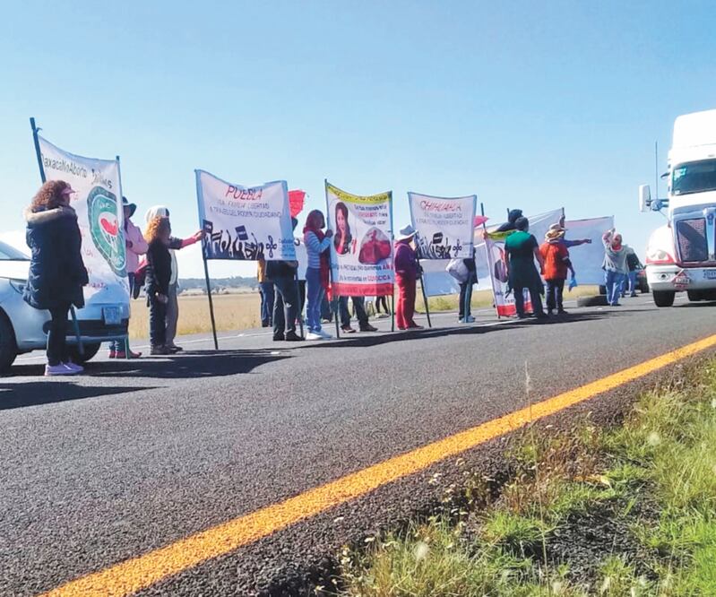 Reclamo. Los manifestantes exigieron a los diputados retirar la Iniciativa de Interrupción Legal del Embarazo (ILE). Foto/DINORATH MOTA. EL UNIVERSAL