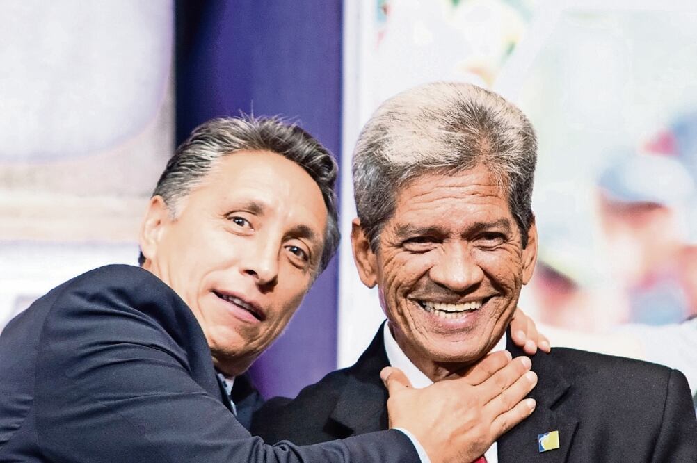 Manuel Negrete y el ex árbitro que anuló un gol al Tri en 1986. (FRANCISCO CANEDO. XINHUA)