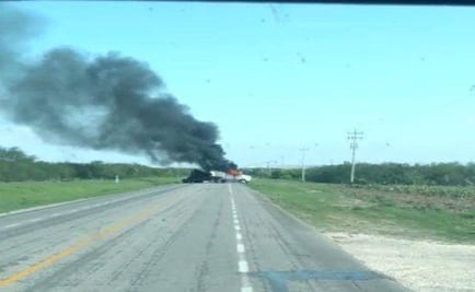 Bloquean carretera con camiones incendiados en Tamaulipas