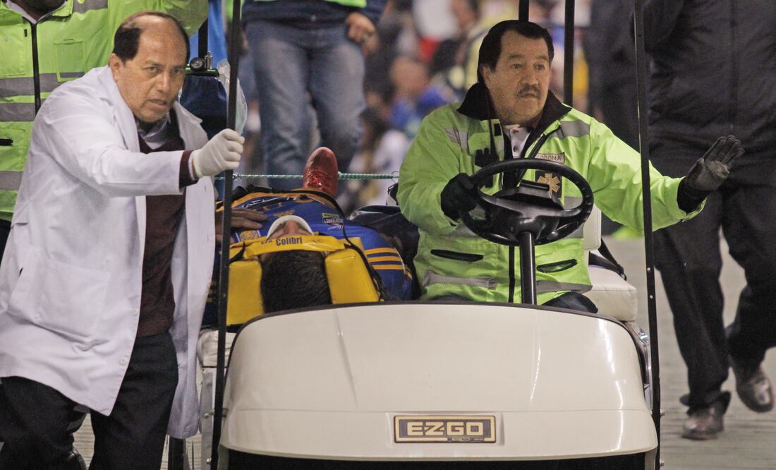 El delantero francés tuvo que salir y ser trasladado a un hospital. (IMAGO7)