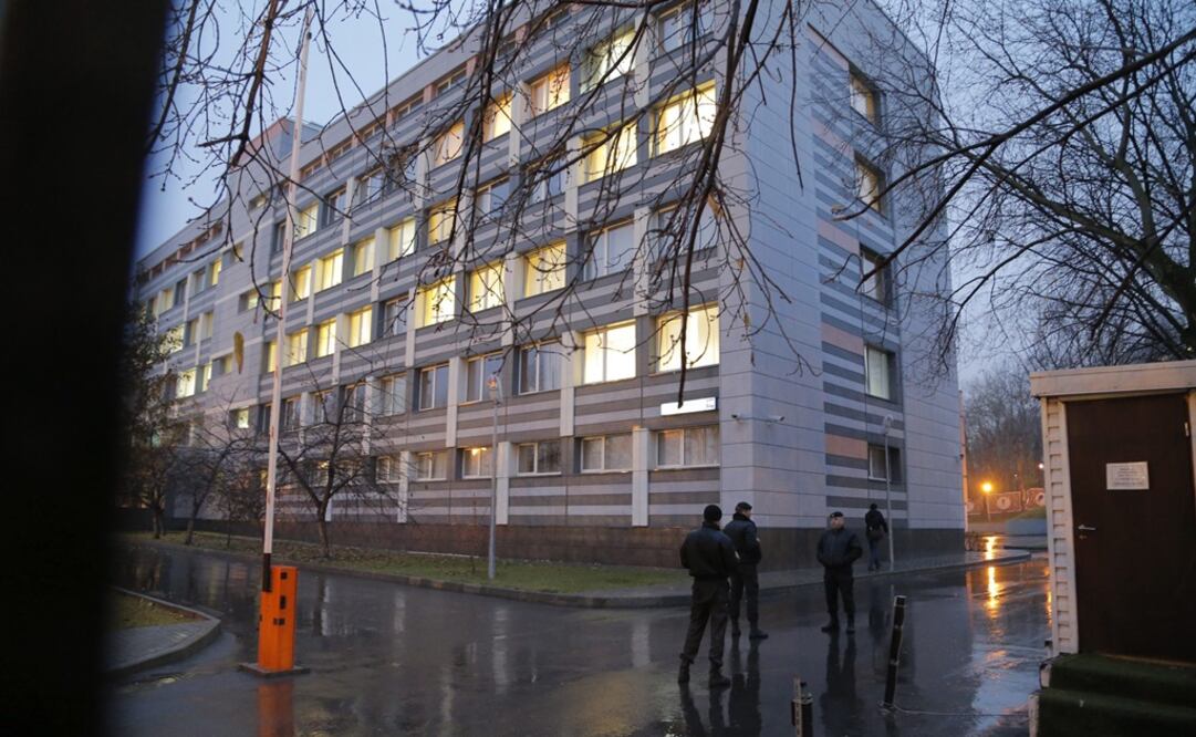 Miembros de seguridad vigilan la entrada del 'Centro Federal Científico de Cultura Física y Deportes' de Moscú. EFE