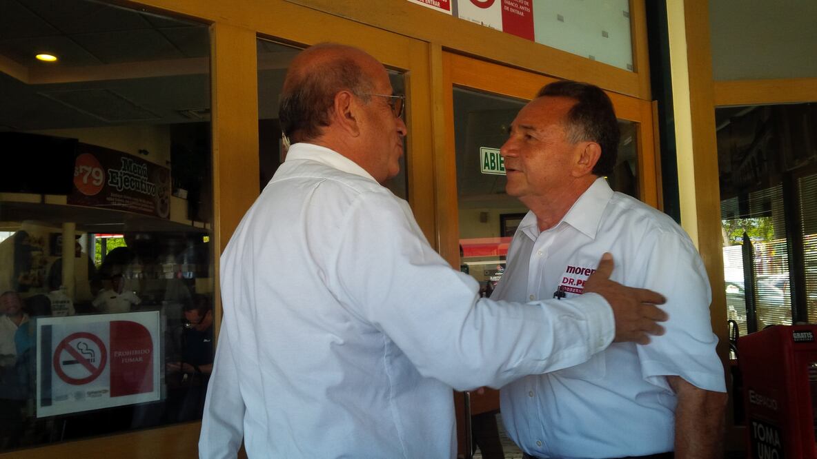De izquierda a derecha, Rogelio Marquez Valdivia, candidato del PES y José Luis Pech, candidato de MORENA (Foto: Adriana Varillas)