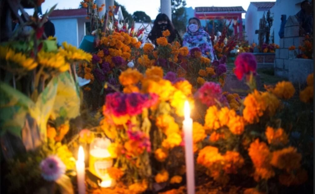 Tradiciones de Día de Muertos que sobrevivieron a la pandemia, aglomeraciones en aumento y la llegada del frío